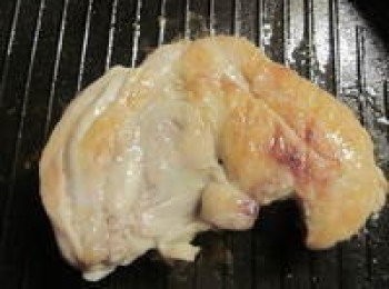 step2: <a href="https://bit.ly/2ZxapeY" target="_blank" data-keyword="雞排" class="guide-link"><strong>雞排</strong></a> <span style="display:inline-block;vertical-align:middle;margin-top:-3px;color:initial;border-radius:3px;padding:2px 3px;font-size:12px;line-height:14px;background:#87d300;color:#fff;">即買</span> 用米酒.塩.白胡椒稍醃,再放入鍋中油煎至金黃