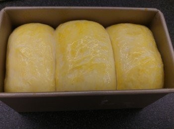 step3: 將蛋黃攪混後如覺得太杰難掃可以加幾滴水開烯才掃上麵包面。