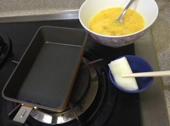 step1: 先將雞蛋打入碗內，打均，加入糖及鹽，若喜歡滑身一點，可以隔走氣泡備