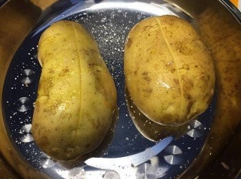 step1: 先洗清薯仔外皮，薯中間切開(但不要切到底)，再把煙肉切粒。
用叉於薯仔上叉孔，再灑上橄欖油及鹽，反轉再同樣灑下油及鹽。