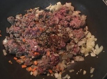 step9: 放下紅椒粉、百里香、勒利岡、鹽、胡椒粉、糖拌炒均勻， 註：百里香和奧勒岡可用義式香料替代。