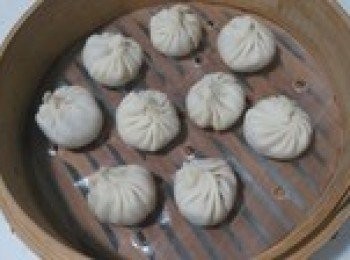 step10: 包好的小籠包大小約為一個一塊錢硬幣的大小不要太大，因為蒸好後會變大很多，皮凍含量越大，變大越多。