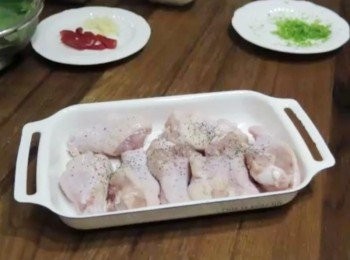 step3: 小雞腿擦乾水份加入酌量<span class="group_2">調味1</span>抓勻入味