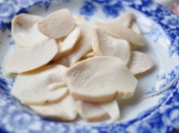 step3: 杏鮑菇切成薄片狀放入滾水川燙約15秒