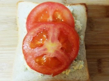 step4: 接下來就是一層蛋沙拉兩片番茄加生菜在蓋上吐司完成