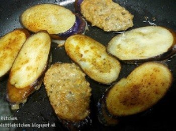 step3: 燒熱油，將釀茄子放平底鍋中，以慢火煎熟魚肉一面，再反轉煎熟茄子面。
