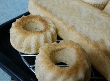 step7: 待降溫脫模放在涼架放凉。