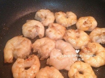 step4: 燒熱油鑊, 先炒蝦仁至7成熟, 盛起及瀝乾, 備用