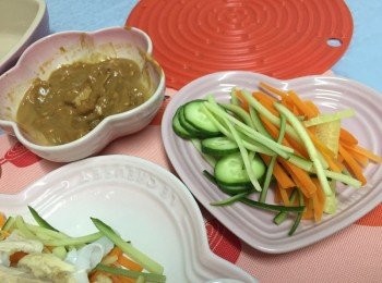 step11: (製作<span class="group_2">花生醬汁</span>) 將<span class="group_2">花生醬汁</span>材料混合，隨個人喜好選用粒粒花生或滑滑花生醬，若太稀，可加入花生醬，若太濃，可加點溫水攪均，即成，吃時臨上粉皮上