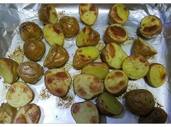 step1: 預熱焗爐180度,薯仔加入黑椒，鹽和牛油拌勻，焗盆鋪上錫紙再搽上食油，再加入薯仔，放入焗爐焗30分鐘