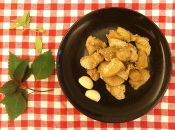 step13: 還有，搭上新鮮紫蘇，一口蒜味鹹酥雞，一口紫蘇，也很棒呢。