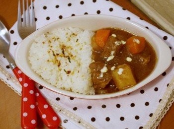 step9: 好香的味道呀~~~ 在醬汁上頭淋一些些鮮奶油.白飯上撒些香鬆~~ 日式牛肉燴飯完成&gt;////