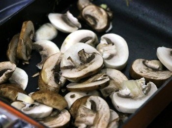 step3: 炒蘑菇，先炒蘑菇，會出水，但炒多一會便會乾水，落牛油，再落蒜蓉，加鹽和黑椒。