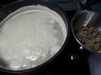 step2: 用煲魚袋隔起豆渣,將豆漿煮滾(取出110g豆漿灘凍待用)其餘豆漿可加糖煮成甜豆漿