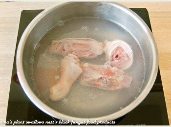 step2: 雞腿肉塊放入滾水中汆燙約2分鐘，再撈出用冷水洗淨後瀝乾。