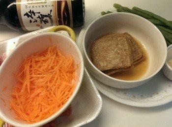 step1: 將胡蘿蔔刨成絲.四角豆皮加熱蒸熟,四季豆燙熟備用