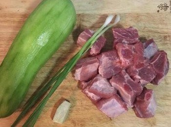 step1: 冬瓜洗淨去皮；蔥洗淨後用可飲用水再次沖洗後，擦乾、切花備用。薑洗淨後去皮。