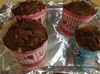 step4: 把碎核桃和杏仁倒進朱古力糊內，拌勻。