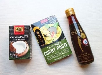 step4: 椰漿及綠咖哩醬,魚露都可在百貨超市或大賣場購買到。
