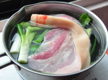step4: 備一鍋滾水，將蔥、大蒜段與薑片放入，再加入半量杯米酒及五花入鍋滾煮