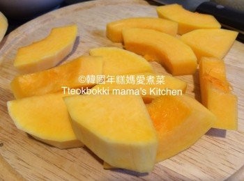 step4: 將南瓜去皮切粒(大約1cm厚，不要切太薄和太細粒)