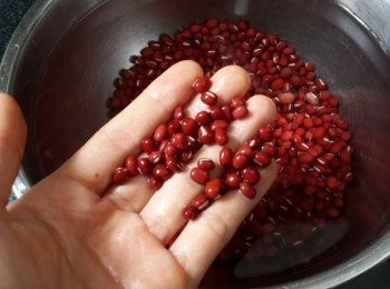 step1: 將紅豆洗淨，用大量清水浸泡8小時以上，最好浸過夜