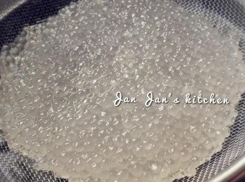 step1: 煲滾一鍋水，放入西米煮5分鐘，加蓋焗10-15分鐘至熟，隔起放入冷水中備用。