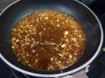 step5: 下牛扒汁，開中火煮熱。