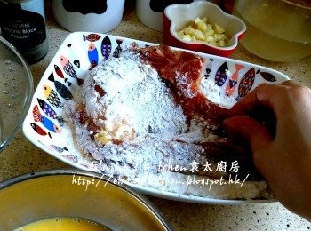 step7: 將材料餘下的兩隻雞蛋打成蛋液 , 將醃好的豬扒逐一沾上蛋液及麵粉