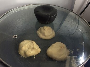 step6: 每塊再加上班㦸漿，反轉再煎至金黃色便可。最後加上糖霜及蜂糖漿/蜜糖即可。
