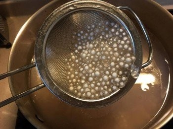 step8: 用鍋落水煲滾後倒入西米，以大火煮約5分鐘至半透明，加蓋熄火焗約10-15分鐘