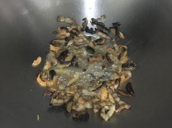 step2: 炒鍋下適量的油將五花肉略煸香，再依續炒香香菇和蝦米。