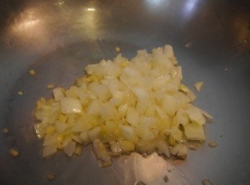 step1: *爆炒蒜末，洋蔥，豬絞肉，蕃茄。
