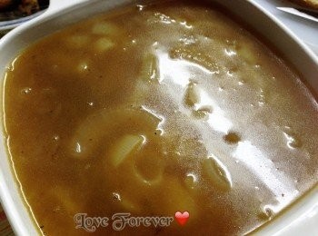 step1: 洋蔥切絲，與牛油一起用小火炒至微黃，加少許黑胡椒和鹽吊味，加入麵粉，慢慢加入牛肉湯，以免麵粉結成塊，將牛肉湯全倒入煲內，煮至呈濃稠狀，再加入調味料，用小火煮滾即可。