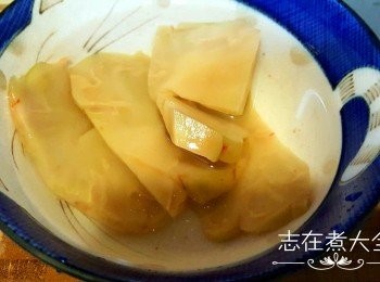 step2: 榨菜切片，浸水10分鐘後切絲備用