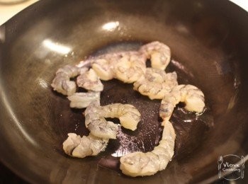step3: 下一湯匙油炒熟蝦仁