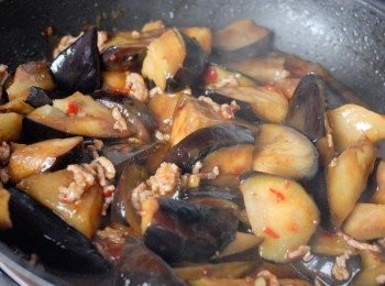 step6: 最後下茄子，煮至茄子變軟，最後可加粟粉水，令醬汁更濃稠即成～