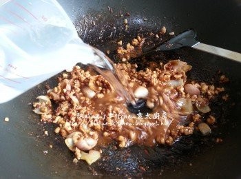 step4: 加入<span class="group_2">調味料</span>拌勻 , 再加入5杯水份量拌勻 , 用中火煮滾後蓋上蓋轉慢火煮1小時