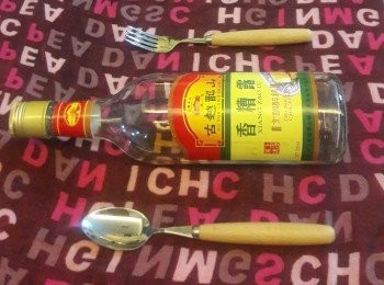 step2: 浸完冰水，瀝乾水分，將香糟露同半碗烚雞湯倒入保鮮袋，加一湯匙糖同杞子，再將兩邊雞放入保鮮袋拌勻，令雞隻全部都可以浸勻。