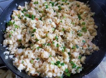 step6: 做法 :

先將雞蛋打好備用，再將虎蝦切粒，用少少鹽，麻油醃 10 分鐘。

爆香蒜頭，乾蔥將蝦粒，魚片粒爆炒上碟備用，再起油鑊倒入白飯炒至飯粒鬆開，再慢慢倒入蛋汁，
將所有飯粒都炒至沾上蛋汁後，再將魚片粒，蝦粒回鑊，少少雞粉，糖將材料及飯完全炒好，加約100ml 水，少少油大火快炒至收乾少少水份，完成。