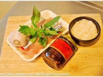 step1: 準備紅椒麻辣黑菇醬、生米、<a href="https://bit.ly/3EZL8dD" target="_blank" data-keyword="雞胸" class="guide-link"><strong>雞胸</strong></a> <span style="display:inline-block;vertical-align:middle;margin-top:-3px;color:initial;border-radius:3px;padding:2px 3px;font-size:12px;line-height:14px;background:#87d300;color:#fff;">即買</span> 肉、蒜頭與九層塔等料理<span class="group_1">食材</span>。