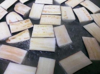 step1: 茄子切段再切半，水裡放一匙鹽~一匙白醋~二滴油~水滾了再切茄子~放下去煮~ 把紫色的那一面朝下~( 用炒菜鍋來煮~面積比較大~可以讓一個茄子紫色面朝下不會接觸到空氣~)