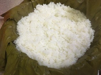 step3: 將白飯平鋪在荷葉上, 留意預留位置放蝦及粉絲的空間