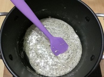 step5: 等棉花糖八九成融化時，即未煮成完全的液體狀可關爐，然後攪拌棉花糖，讓它完全融化。