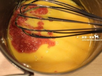 step9: 再依順序加入打散的蛋黃、草莓泥、天然草莓粉(可省略)拌勻。