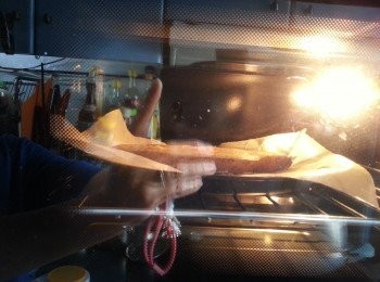 step7: 如用焗爐就先用230度上下火,預熱焗爐5分鐘,放在中層位置,焗10-12分鐘焗到金黃(因焗爐有下火,所以不用反轉再焗,但要用牛油紙,否則容易痴底)