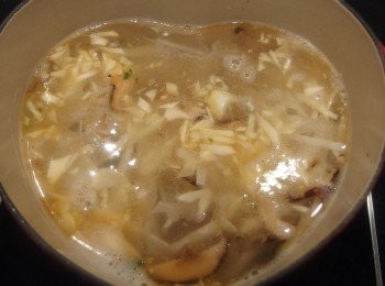 step4: 倒入高湯或水煮滾。