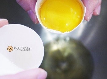 step3: 7顆雞蛋，蛋黃和蛋白分離。分別放在兩個攪拌盆中。切記放蛋白的盆子要擦乾，不可以混合到水，也不能混合到蛋黃，否則無法打發。