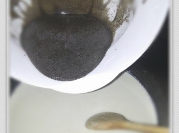 step4: 將攪拌均勻的黑芝麻糊倒回鍋中的鮮奶忌廉中，繼續加熱，一直以木匙攪拌至慢慢杰身。