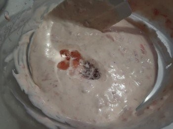 step8: 將吉利丁片先行泡冰水軟化。使用隔水加熱的方式，將軟化的吉利丁片變成液狀，最後混入步驟7的草莓慕斯糊中。